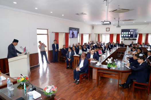 राजस्व कर्मचारीलाई व्यक्तिगत लाभमा नफस्न अर्थमन्त्री महतको निर्देशन